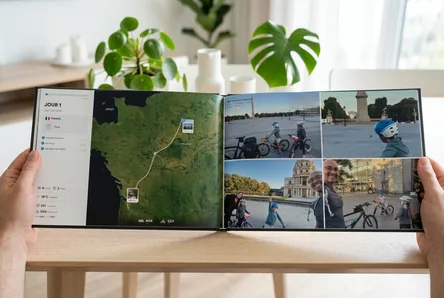Double page d'un livre photo TalesMap avec la carte de la journée